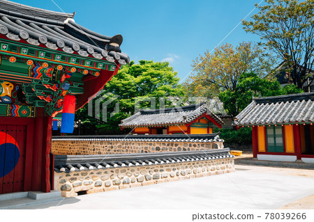 Royal Tomb of King Suro in Gimhae, Korea 78039266