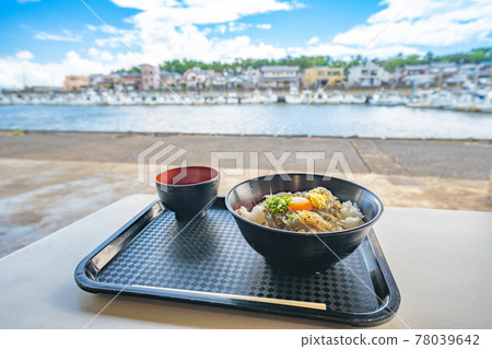 在塔貢古拉漁港吃的美味生白碗 在塔貢古拉漁港吃的美味生白碗 78039642