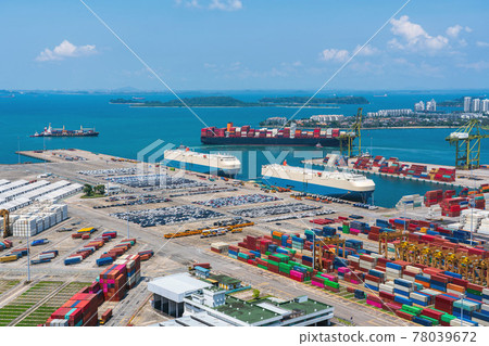 [Logistics] Congested container terminal during the day 78039672