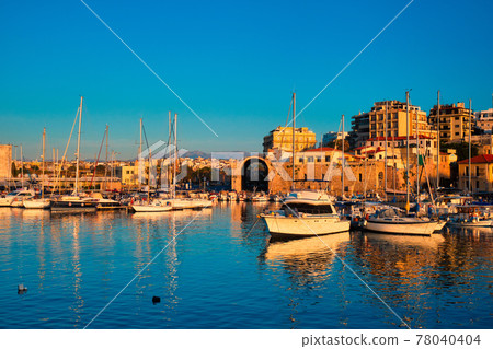 Venetian Fort in Heraklion and moored fishing boats, Crete Island, Greece 78040404