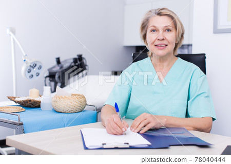 Cosmetologist working with documents Cosmetologist working with documents 78040444
