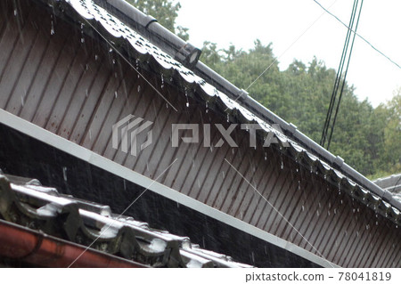 Old folk house, a drop of tin-roofed water 78041819