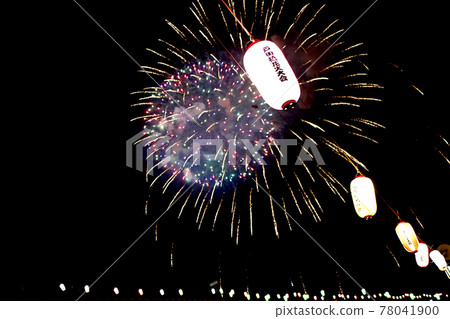 [Saitama] Todabashi Fireworks Festival: Large-flowered fireworks that bloom in the night sky lined with lanterns 78041900