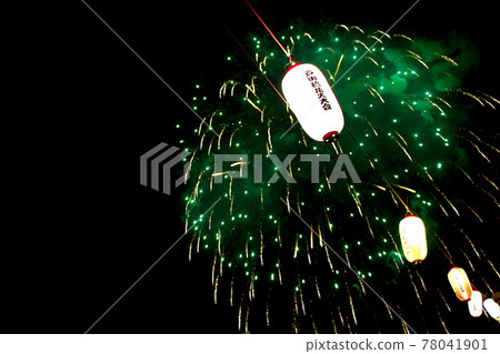 [Saitama] Todabashi Fireworks Festival: Large-flowered fireworks that bloom in the night sky lined with lanterns 78041901