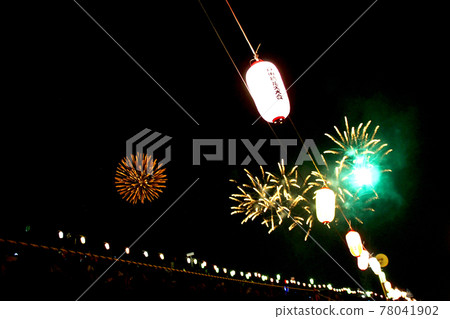 [Saitama] Todabashi Fireworks Festival: Large-flowered fireworks that bloom in the night sky lined with lanterns 78041902