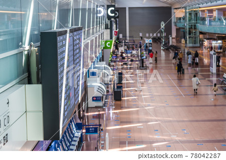 [Haneda Airport Terminal 2 Departure Lobby under State of Emergency] 78042287