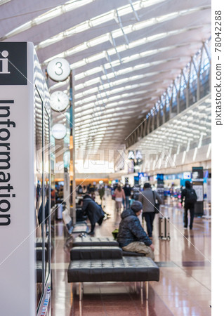[Haneda Airport Terminal 2 Departure Lobby under State of Emergency] 78042288