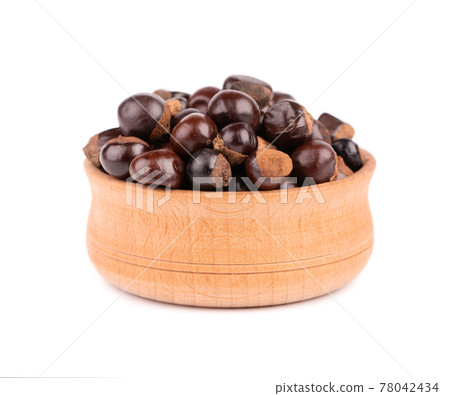 Guarana seed in wooden bowl, isolated on white background. Dietary supplement guarana, caffeine cource for energy drinks. 78042434