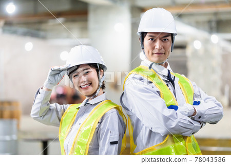 Energetic workers working at construction sites Energetic workers working at construction sites 78043586