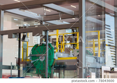 Mechanisms and details of the glass elevator at the airport. 78043600