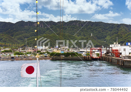 [Chiba / Kanaya] The ferry terminal at Kanaya Port and the flag of Hinomaru on Mt. Nokogiri on the Boso Peninsula as seen from Kanaya Maru. 78044492