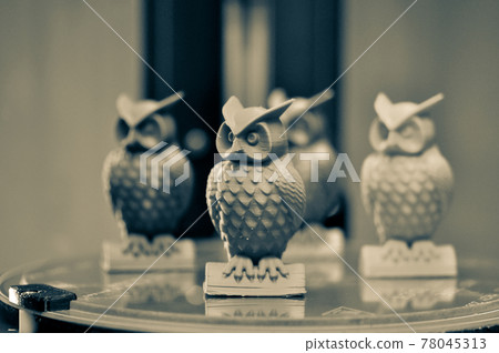 The models of owls created on the 3d printer stand on the desktop The models of owls created on the 3d printer stand on the desktop 78045313