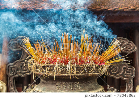 Burning incense sticks 78045862