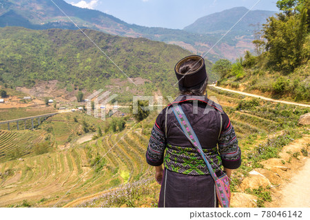 Woman in Vietnam traditional clothes Woman in Vietnam traditional clothes 78046142