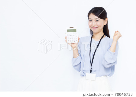 做膽量姿勢的三十多歲的女商人 做膽量姿勢的三十多歲的女商人 78046733