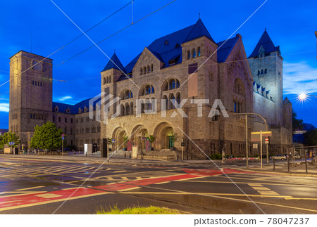 Poznan. Adam Mickiewicz Square at sunset. 78047237