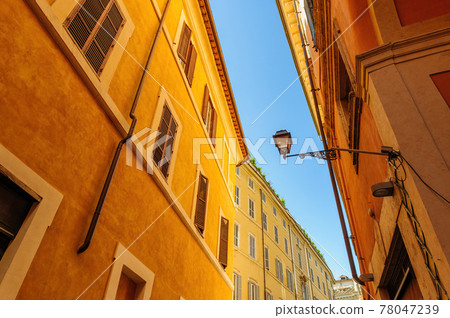 Narrow streets with old mediaval residential buildings in Rome, Italy 78047239