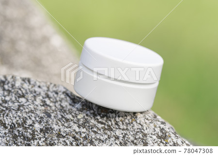 Beauty product packaging mockup on stone natural background. Organic cosmetic in jar. Lotion, hand or eye cream for skincare routine. Front view, closeup. Cosmetics mockups for advertising. 78047308