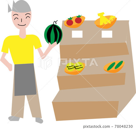 一個蔬菜水果店店員的男人，裡面擺滿了夏季水果 78048230