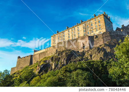 Cityscape of Edinburgh and castle 78048446