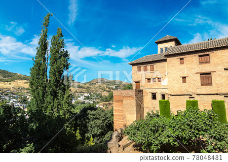 Gardens in Alhambra palace in Granada 78048481