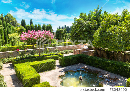 Gardens and fountains in Alhambra palace Gardens and fountains in Alhambra palace 78048490