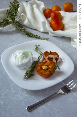 Grilled apricots with whipped cream and thyme Grilled apricots with whipped cream and thyme 78049974