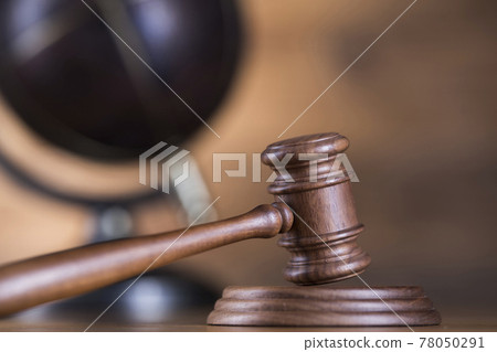 Globe, Law theme, mallet of judge, wooden gavel Globe, Law theme, mallet of judge, wooden gavel 78050291