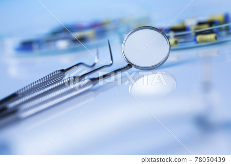 Close-up Dental Instruments Close-up Dental Instruments 78050439