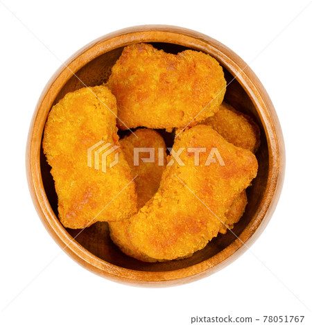 Deep-fried vegan nuggets, in a wooden bowl. Vegan nuggets, based on soy and wheat protein, in crispy breading. Fast food and snack. Close-up from above, isolated on white background, macro food photo. 78051767
