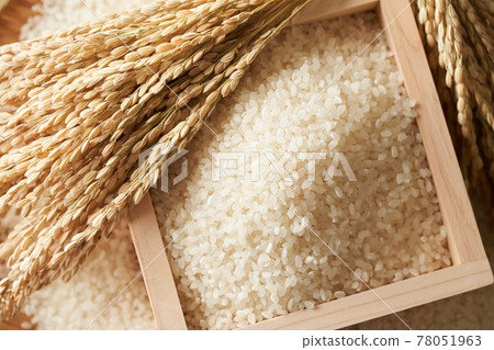 White rice served in a box 78051963