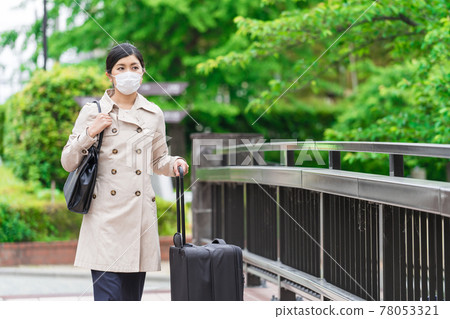 提著手提箱走路的女商人（帶回來） 78053321