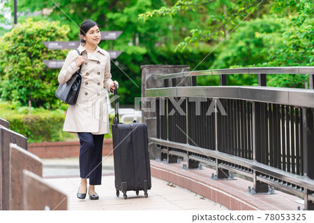 提著手提箱走路的女商人(帶回來) 提著手提箱走路的女商人(帶回來) 78053325