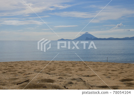 從路邊車站Nejime附近的海看到的開聞岳 78054104