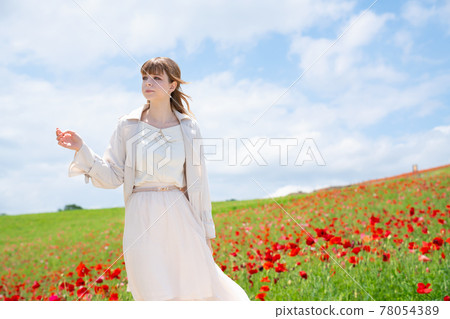 Poppy field and woman 78054389