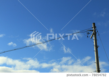 晴朗的天空和電線桿 78054782