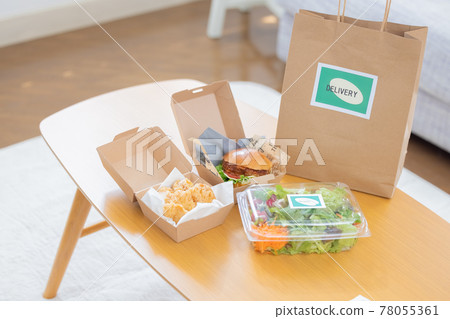 送貨上門訂購的食物(漢堡包、炸雞、沙拉) 送貨上門訂購的食物(漢堡包、炸雞、沙拉) 78055361