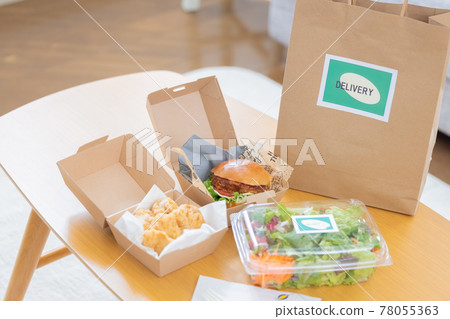 送貨上門訂購的食物(漢堡包、炸雞、沙拉) 送貨上門訂購的食物(漢堡包、炸雞、沙拉) 78055363