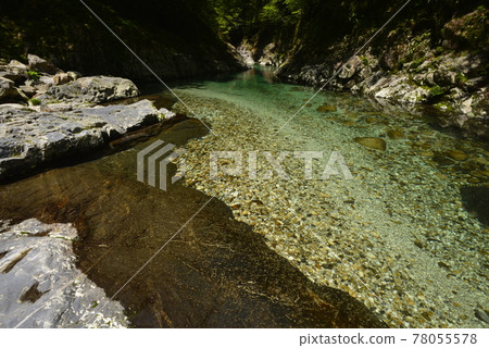 [Shimokitayama Village, Nara Prefecture] Clear water of the Zenki River (Zenki Blue) 78055578