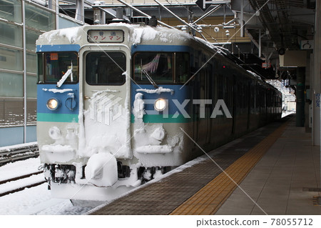 Winter Kita Shinano Line 115 series train (New Shinshu color: Nagano ⇔ Myoko Kogen) 78055712
