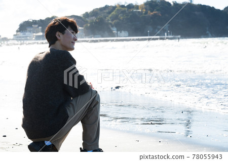 冬天站在江之島海岸的男人 冬天站在江之島海岸的男人 78055943