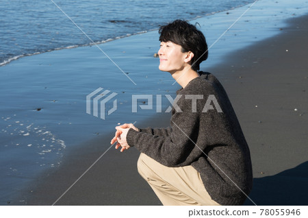 冬天站在江之島海岸的男人 冬天站在江之島海岸的男人 78055946