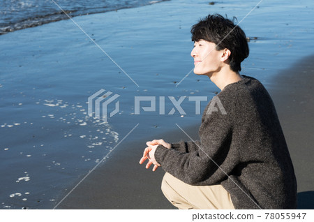 冬天站在江之島海岸的男人 78055947