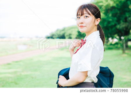 沿著河床散步的高中女生 78055998