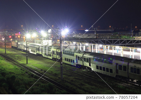 夜間停靠車站的215系列配送列車 夜間停靠車站的215系列配送列車 78057204