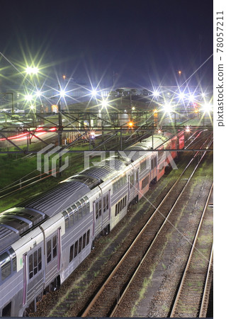 Series 215 distribution train that stops at the station at night Series 215 distribution train that stops at the station at night 78057211