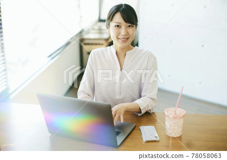 女生 女孩 女性 78058063