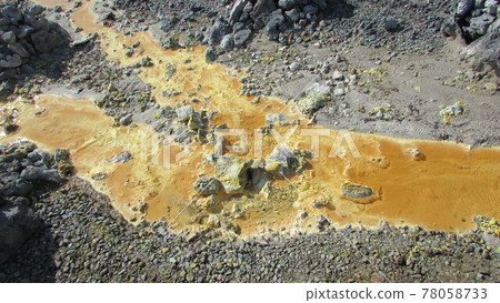 從奧索雷贊噴出的火山氣體中沉澱出硫磺 從奧索雷贊噴出的火山氣體中沉澱出硫磺 78058733