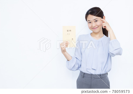 三十多歲的女商人拿著工資袋 三十多歲的女商人拿著工資袋 78059573