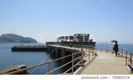 A woman with a parasol heading to the site of the suicide weapon "Kaiten" training base 78060534